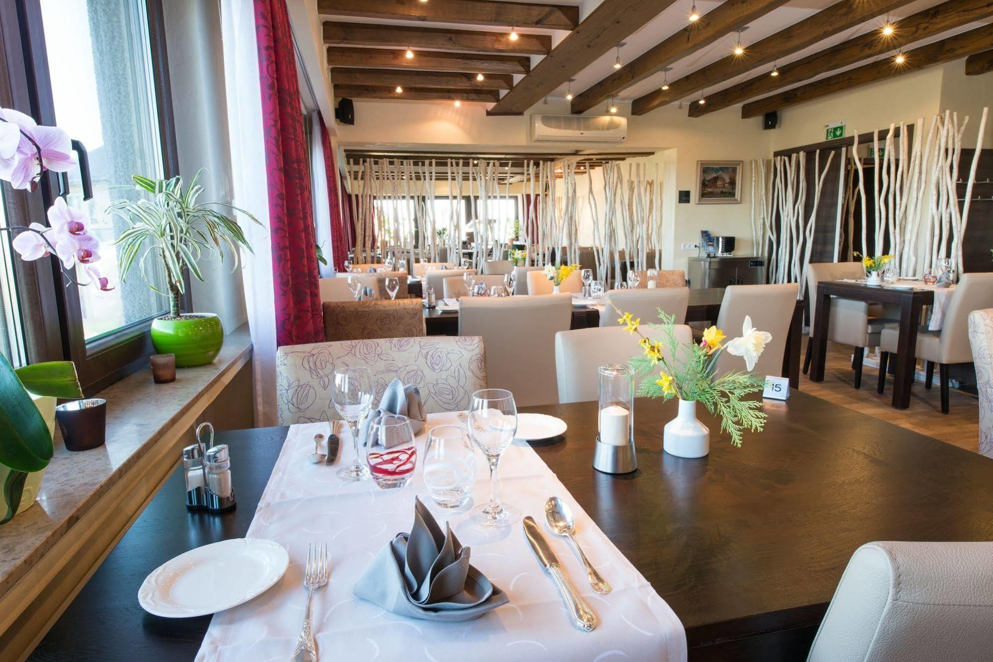 Hotel Saint Fiacre Bourscheid Bagian luar foto