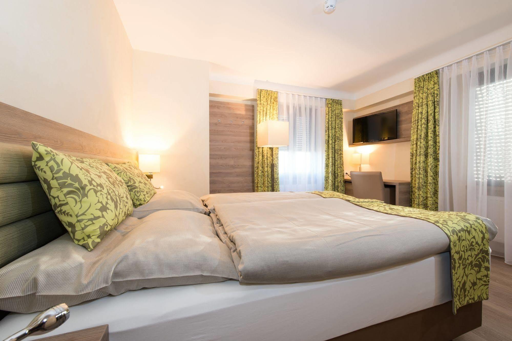 Hotel Saint Fiacre Bourscheid Bagian luar foto