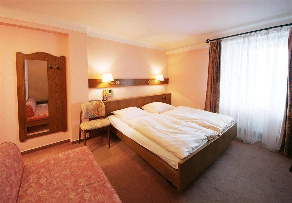 Hotel Saint Fiacre Bourscheid Bagian luar foto